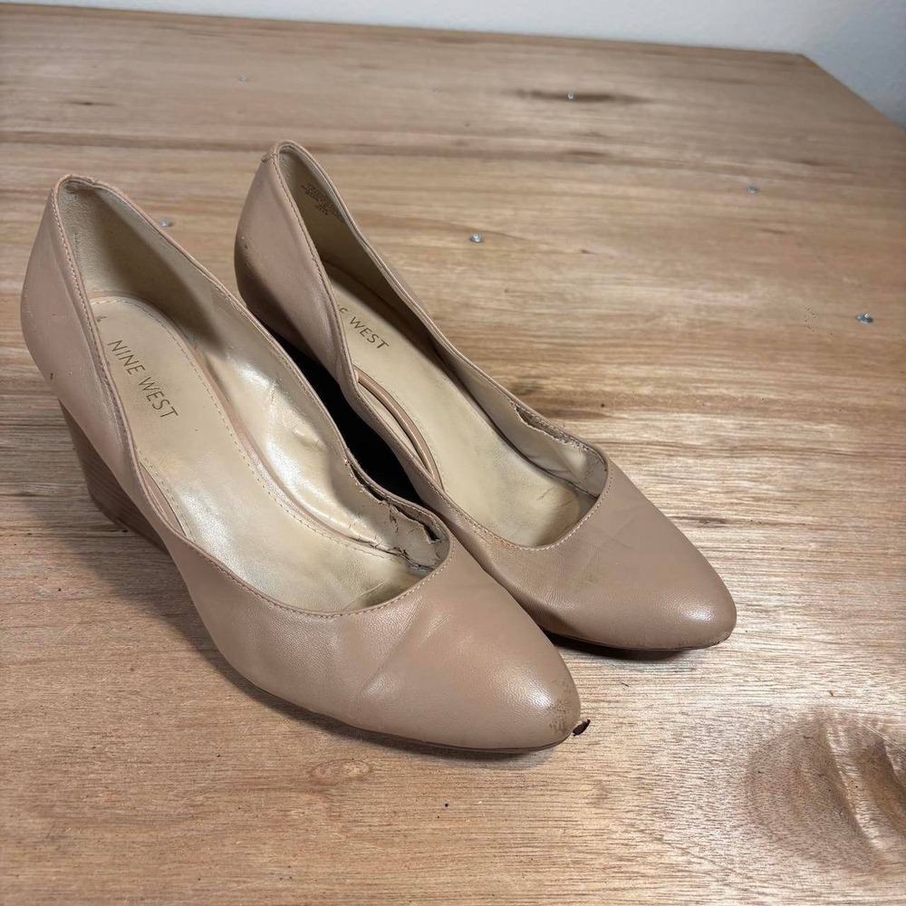 Nine West Womens Tan Leather Wedge Pumps Almond Toe Professional Shoes‎ Size 9